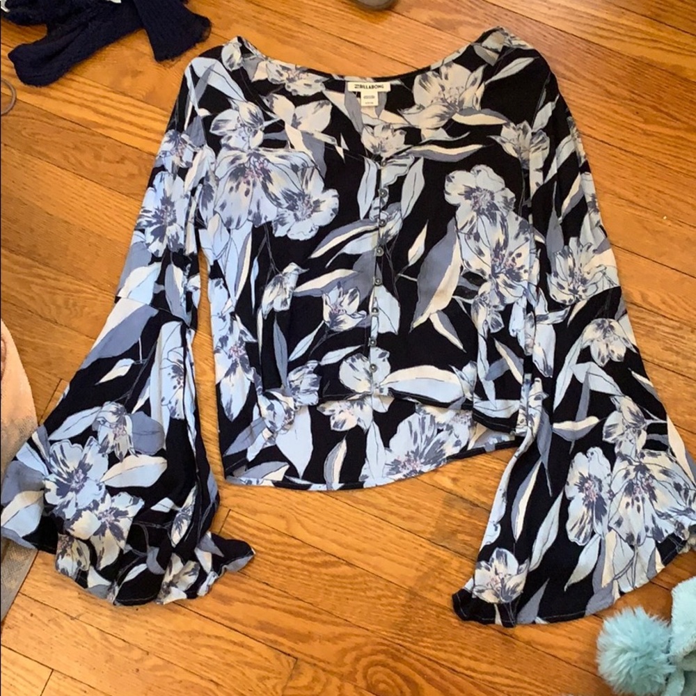 Flowy sleeved billabong top